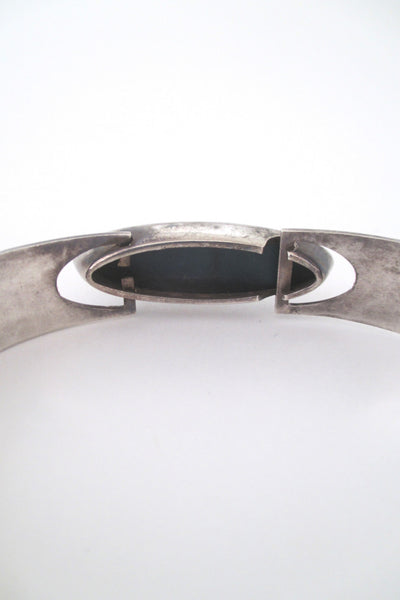 Kaunis Koru sleek spectrolite hinged bracelet