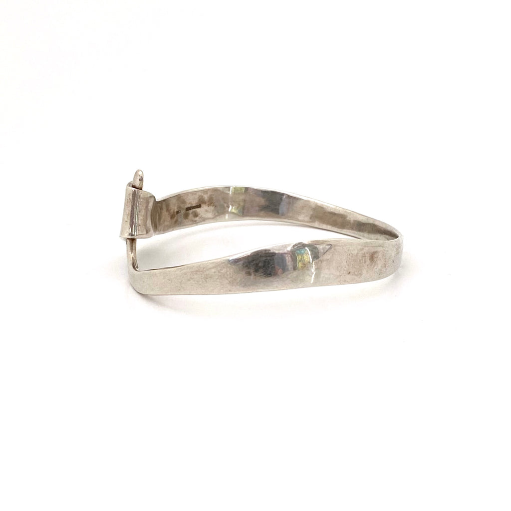 hand wrought hammered silver hook bracelet – Samantha Howard Vintage