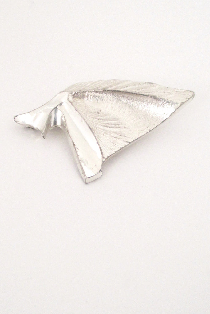 Matti Hyvarinen textured silver brooch – Samantha Howard Vintage